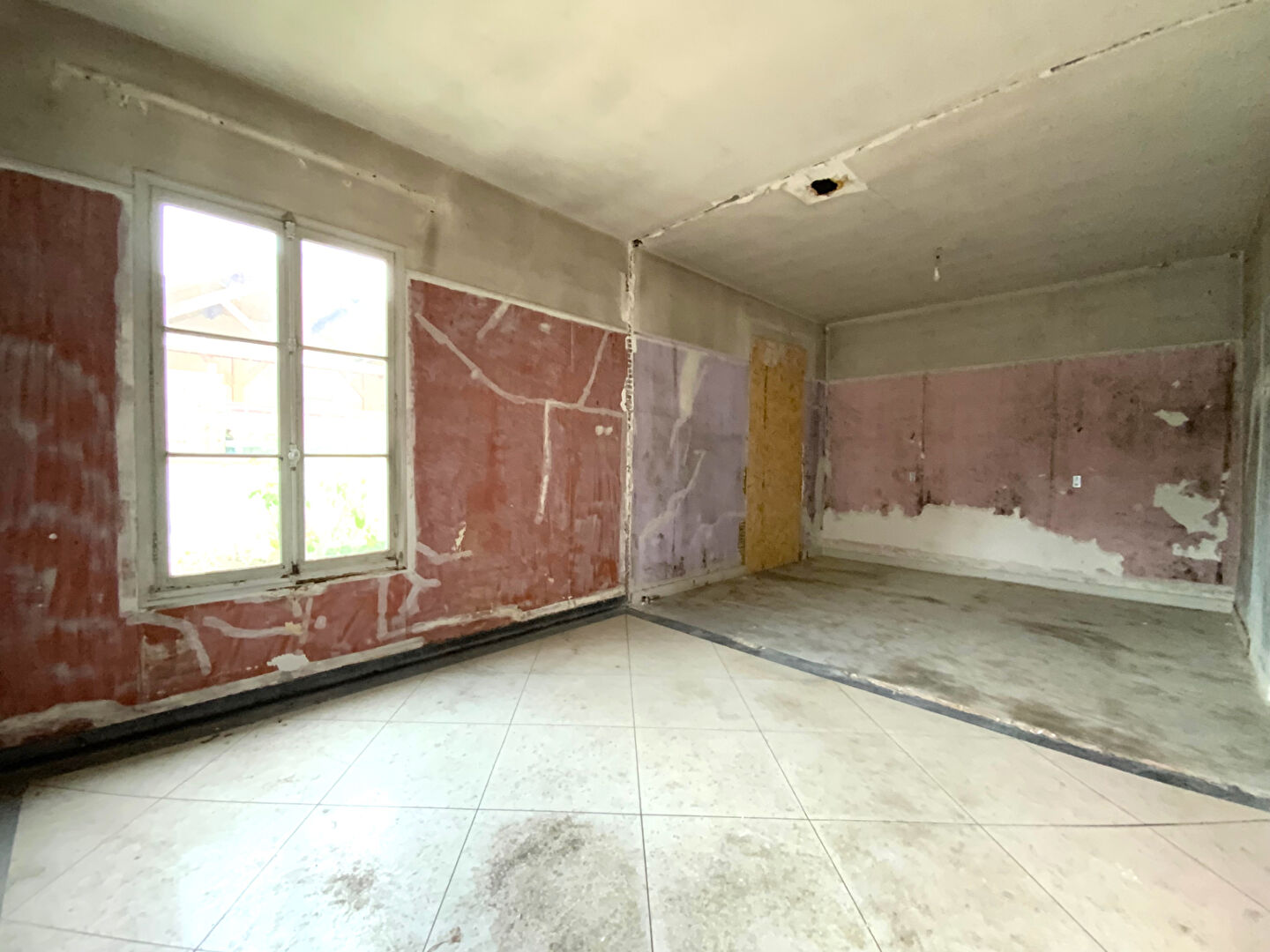 Photo SAINT JULIEN LES VILLAS, dans un cadre recherché, maison à aménager avec parking et jardin image 5/6