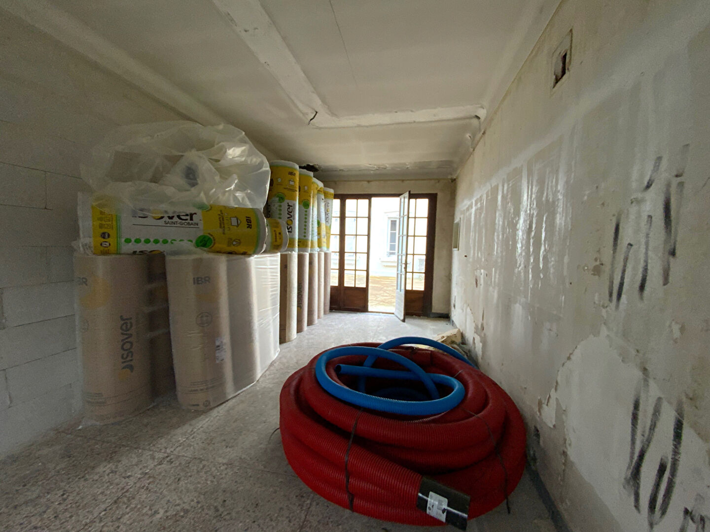 Photo SAINT JULIEN LES VILLAS, dans un cadre recherché, maison à aménager avec parking et jardin image 6/6