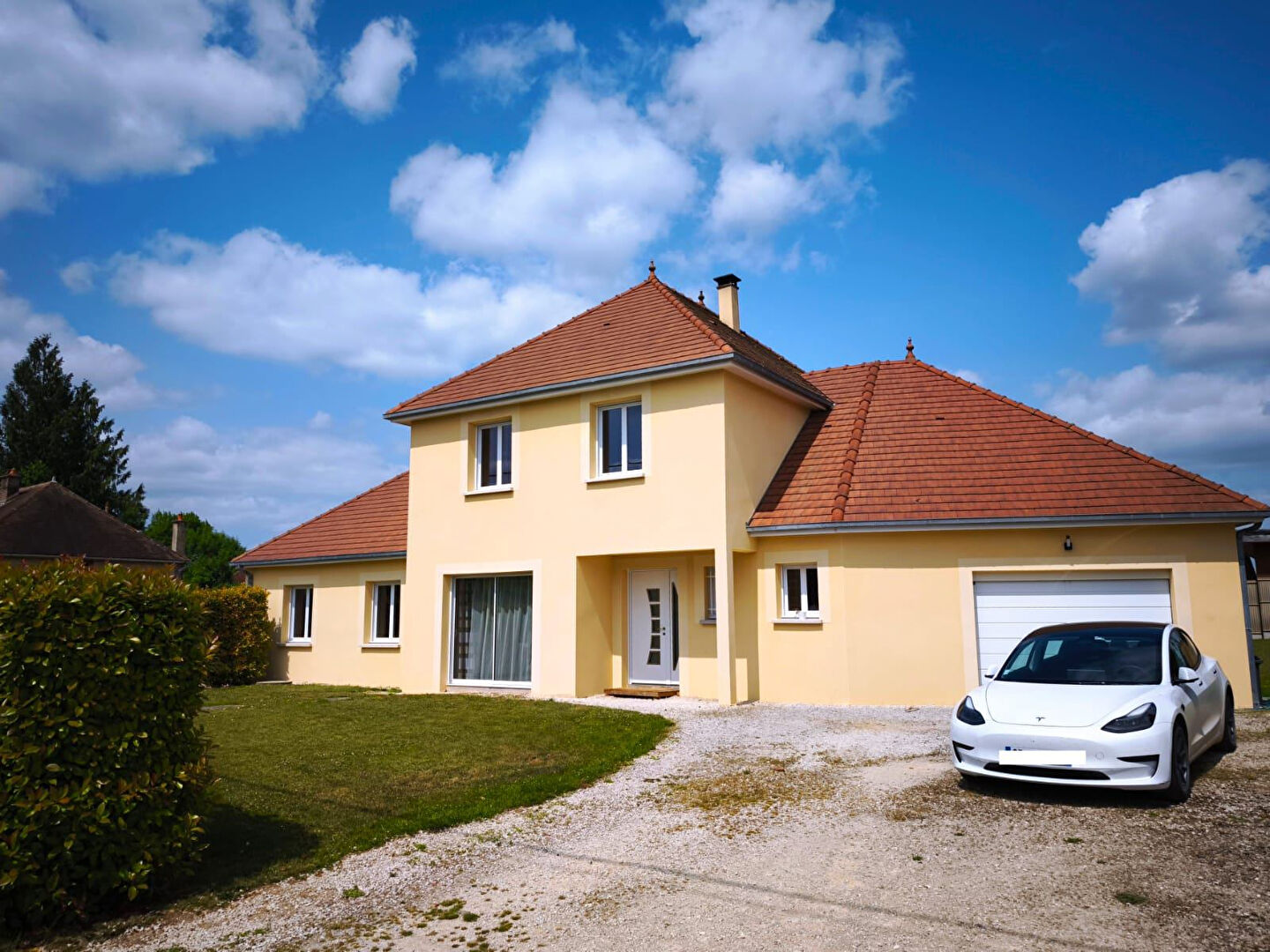 Photo A MONTAULIN, BEAU PAVILLON DE 210M² SUR TERRAIN DE 900M² image 1/6