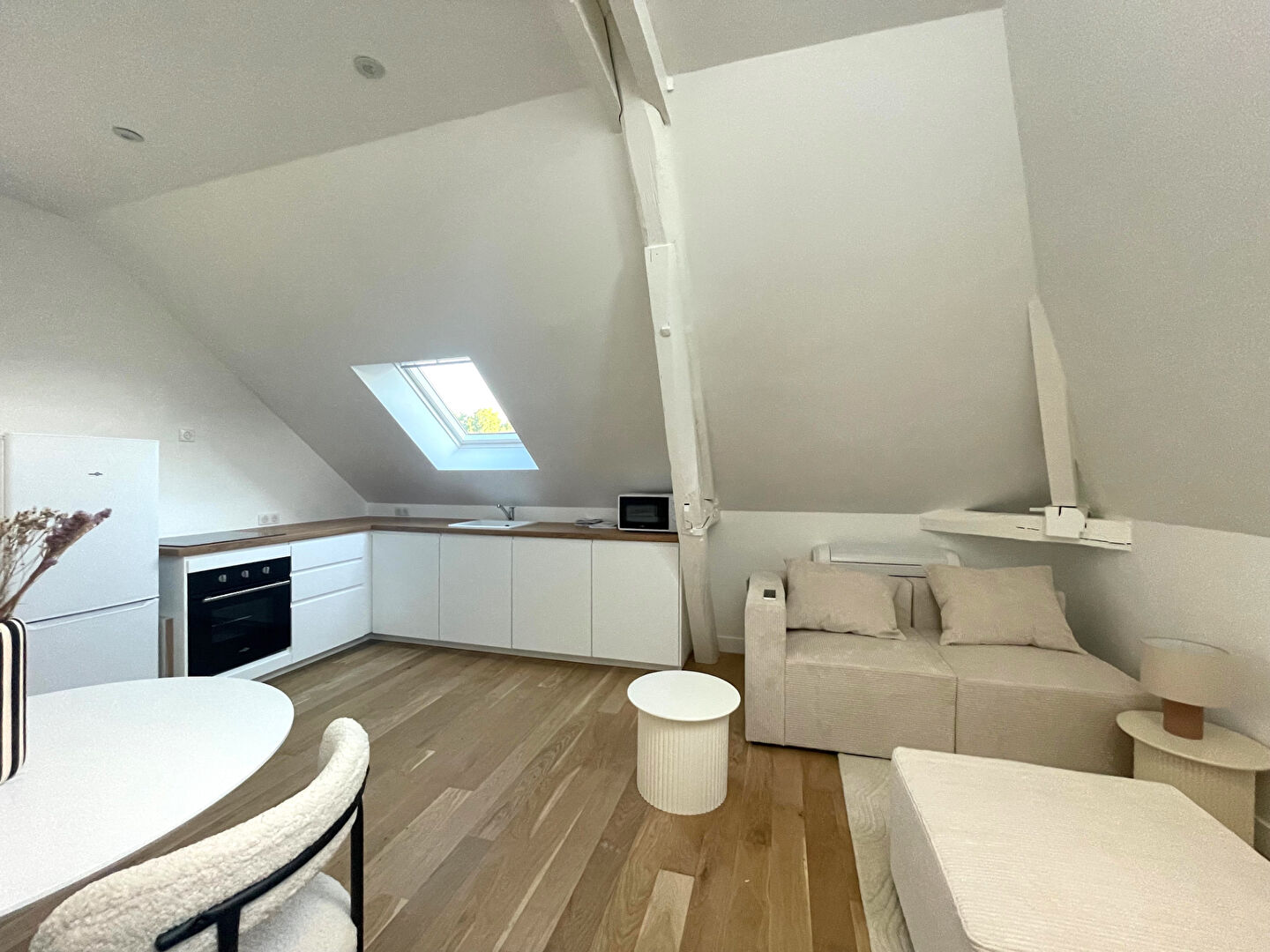 Photo A PROXIMITÉ DU CENTRE, T2 MEUBLÉ ENTIÈREMENT RÉNOVÉ AVEC PARKING image 2/6