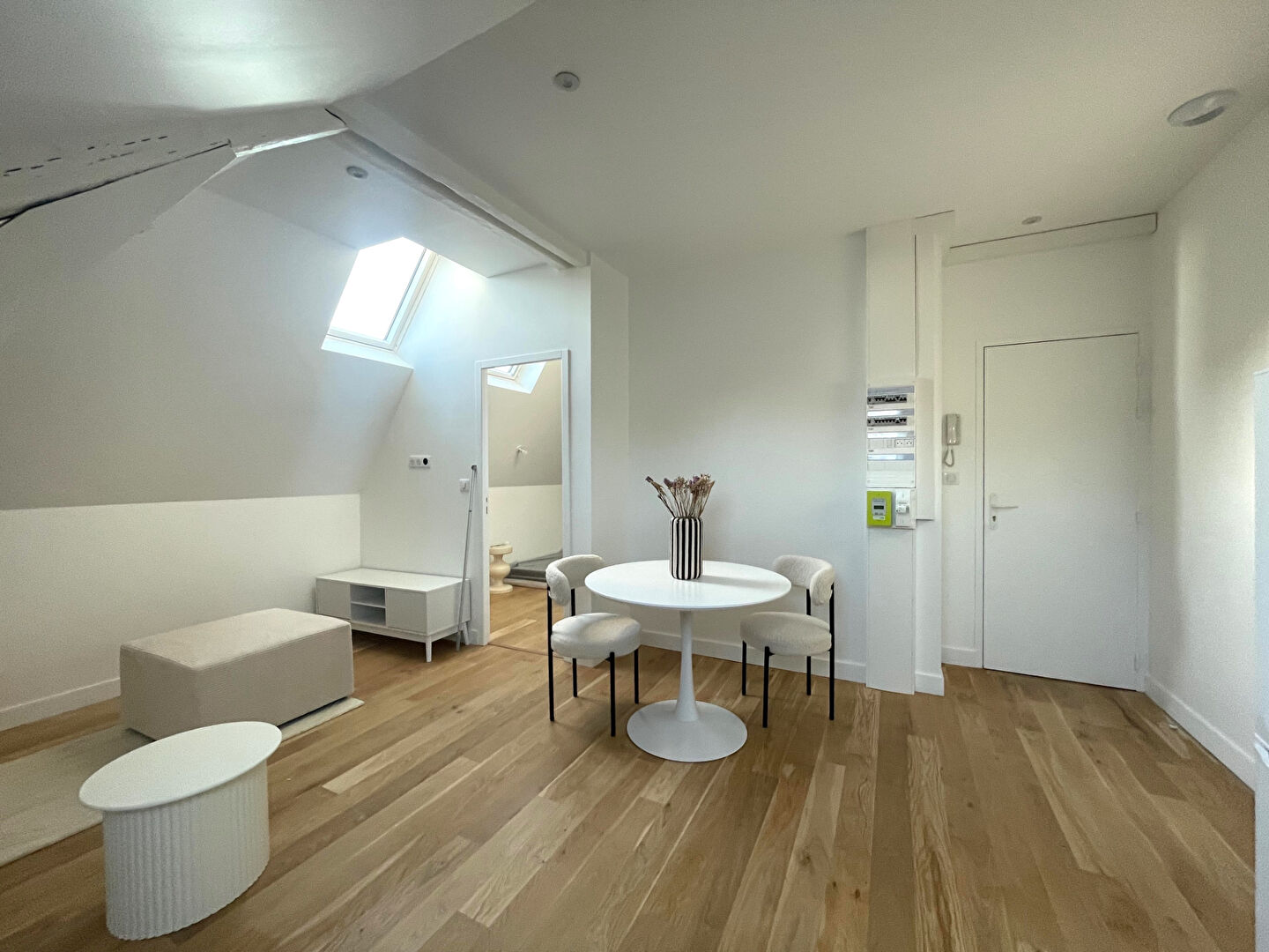 Photo A PROXIMITÉ DU CENTRE, T2 MEUBLÉ ENTIÈREMENT RÉNOVÉ AVEC PARKING image 3/6