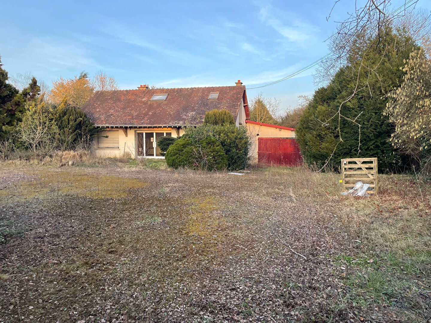 BUCHÈRES, UN ENSEMBLE IMMOBILIER COMPRENANT UNE MAISON ET UN ENTREPÔT SUR 1 700M² DE TERRAIN