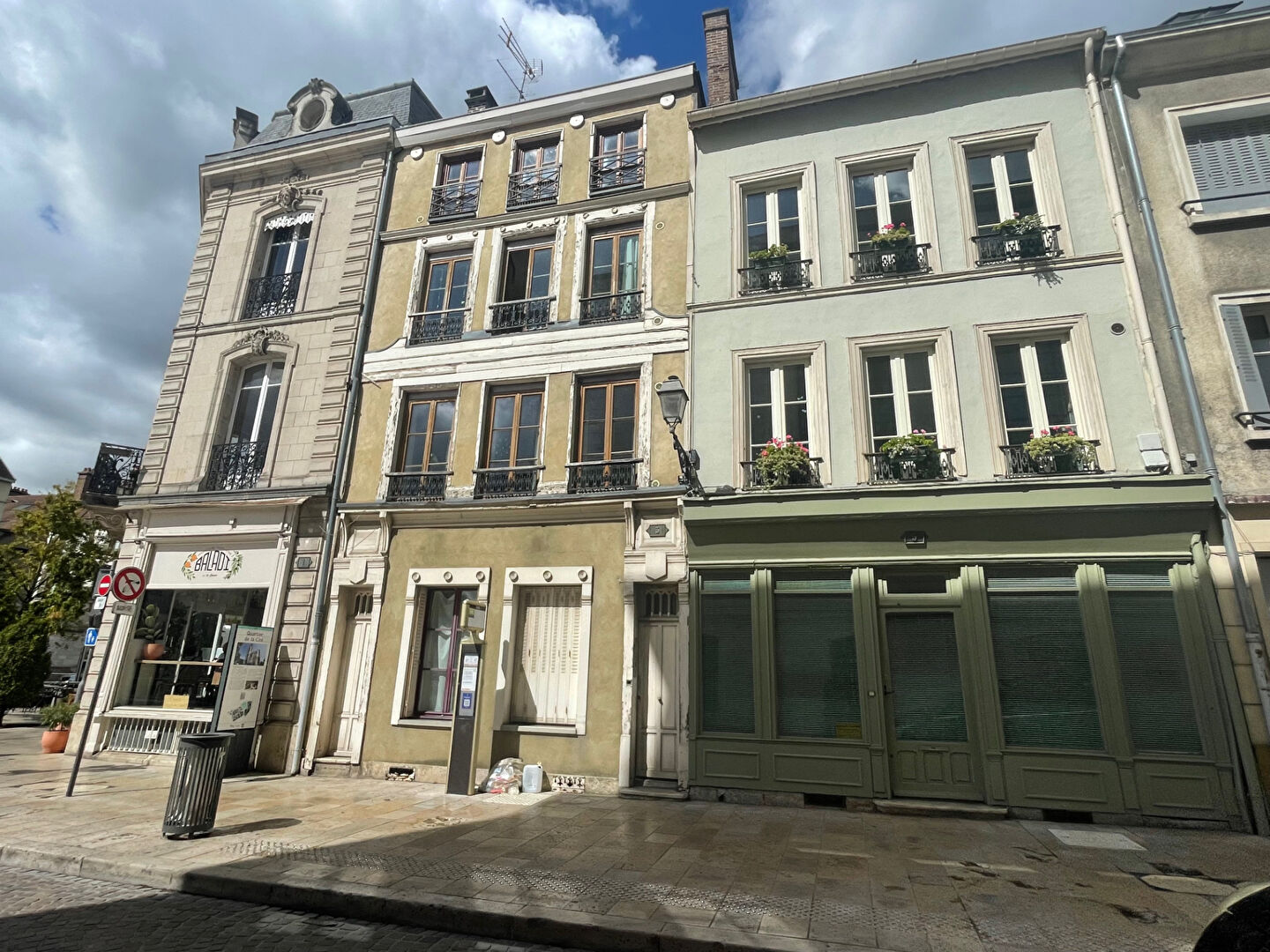 IMMEUBLE DE CARACTÈRE SUR LES QUAIS, VUE DÉGAGÉE EN HYPER CENTRE