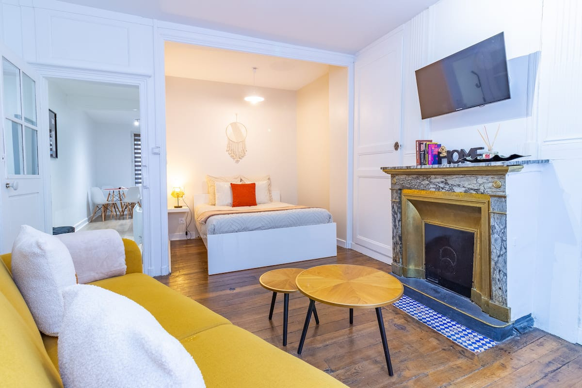 HYPER CENTRE, SECTEUR PLACE DE L'HÔTEL DE VILLE, charmant T2 entièrement meublé & équipé de 36 m².