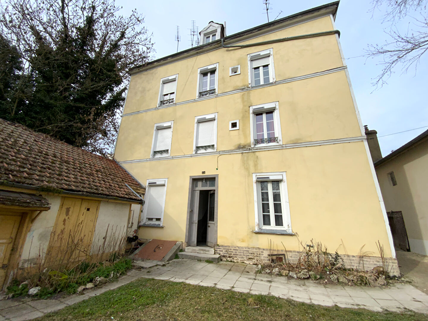 AU PIED DU CENTRE ET DE LA GARE, IMMEUBLE DE 300M², 5 APPARTEMENTS LOUÉS + GRENIER