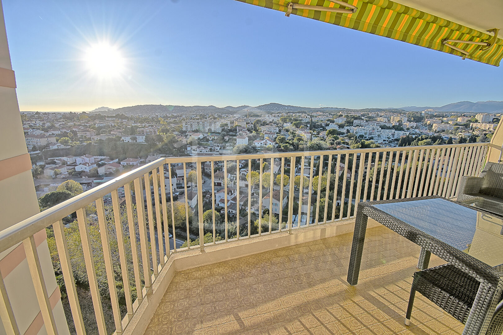 Photo Studio Meublé avec terrasse - Vue panoramique image 2/6