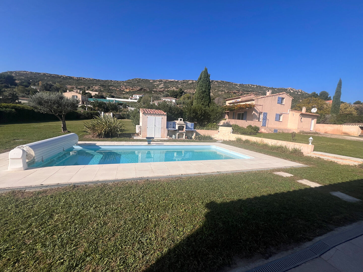 Photo Belle maison  traditionnelle secteur résidentiel Etang de l'Olivier sur 4000 M2 de terrain divisible image 2/6