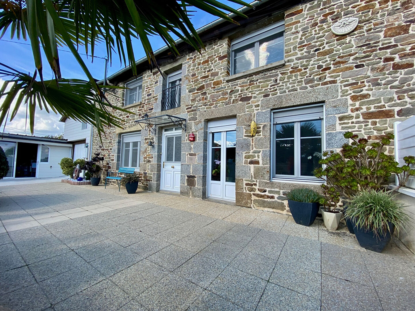 Photo Maison en pierre d'environ 180 m² sur un terrain d'environ 2300 m² image 2/6