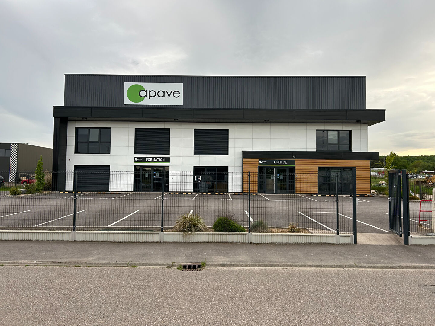 Photo IMMEUBLE NEUF LOUÉ À L'APAVE image 1/6