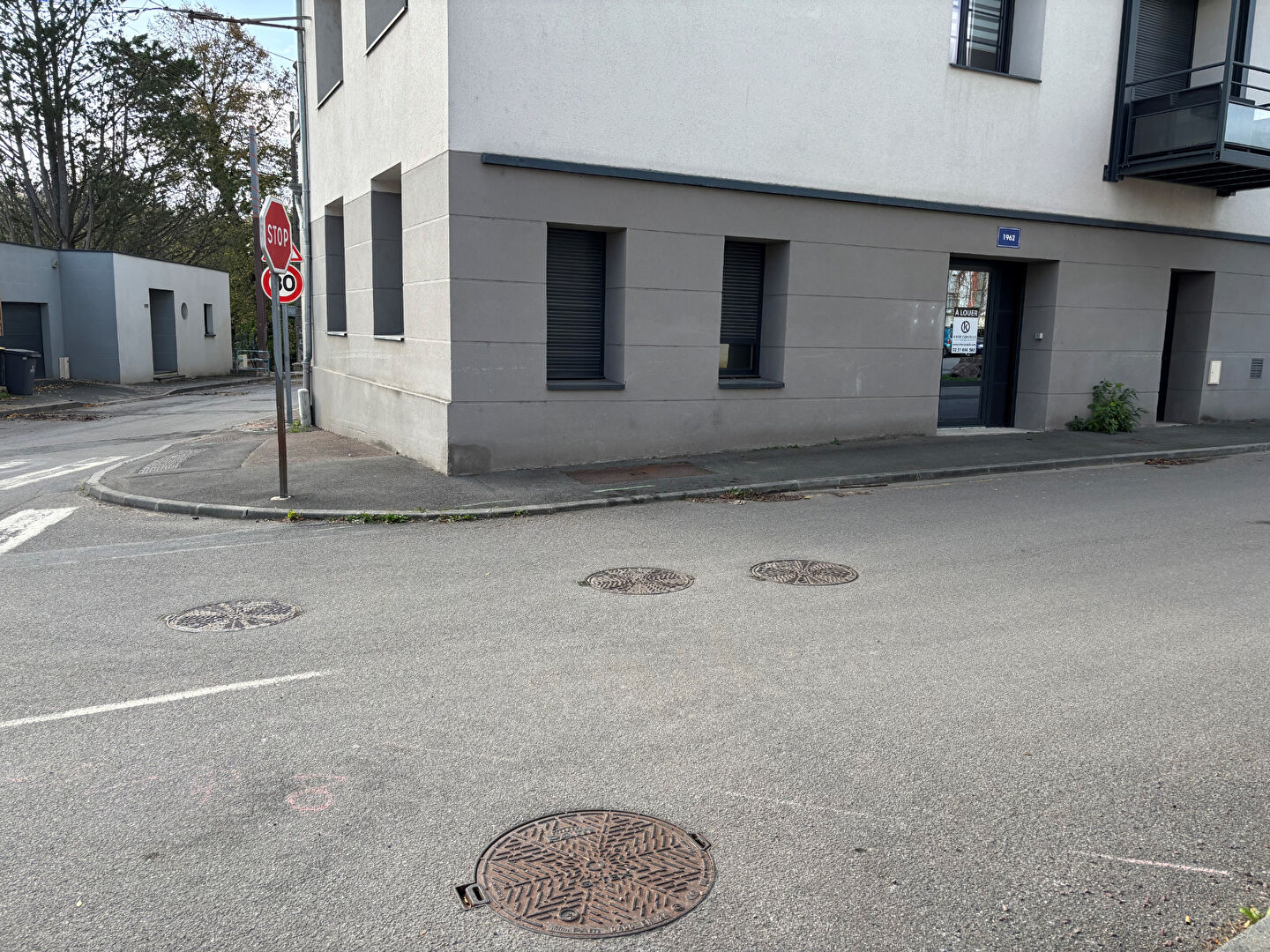 LOCAL PROFESSIONNEL-RUE DES SOURCES HEROUVILLE ST CLAIR - 54.29 m2