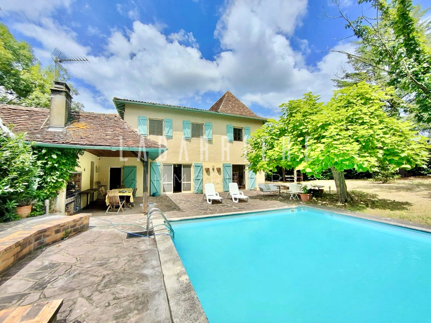 VILLA 251 m² - 6 CHAMBRES - PISCINE - GARAGE - PARCELLE 2500 m².