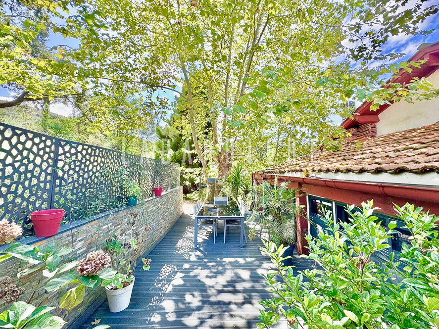 Appartement T4 avec terrasses, jardin et stationnements