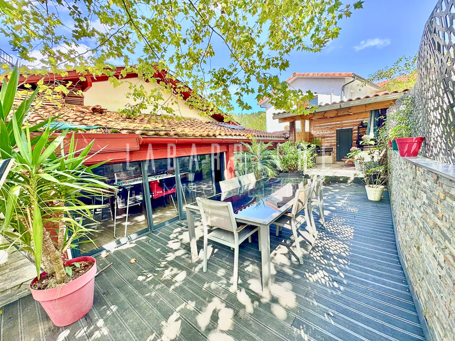 Appartement T4 avec terrasses, jardin et stationnements