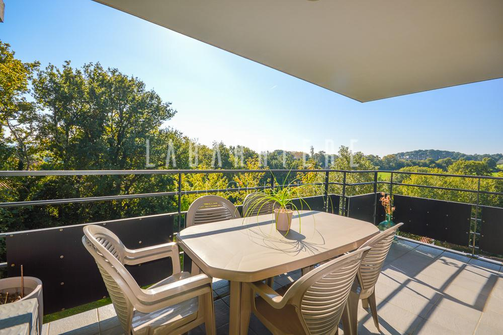 Dernier étage avec vue dégagée, terrasse, cave et parking