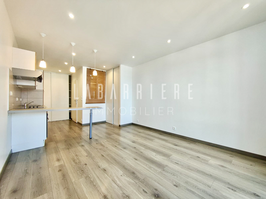 Studio avec balcon dans maison de caractère, proche centre-ville