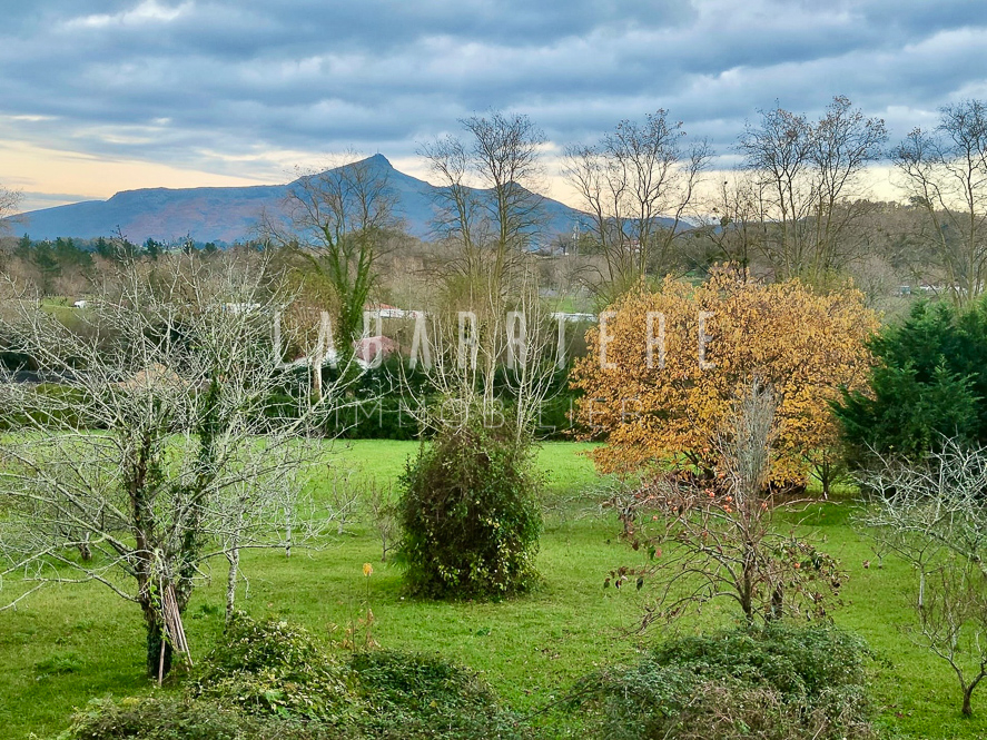 Bourg d'Urrugne, T2 avec terrasse et parking sous-sol