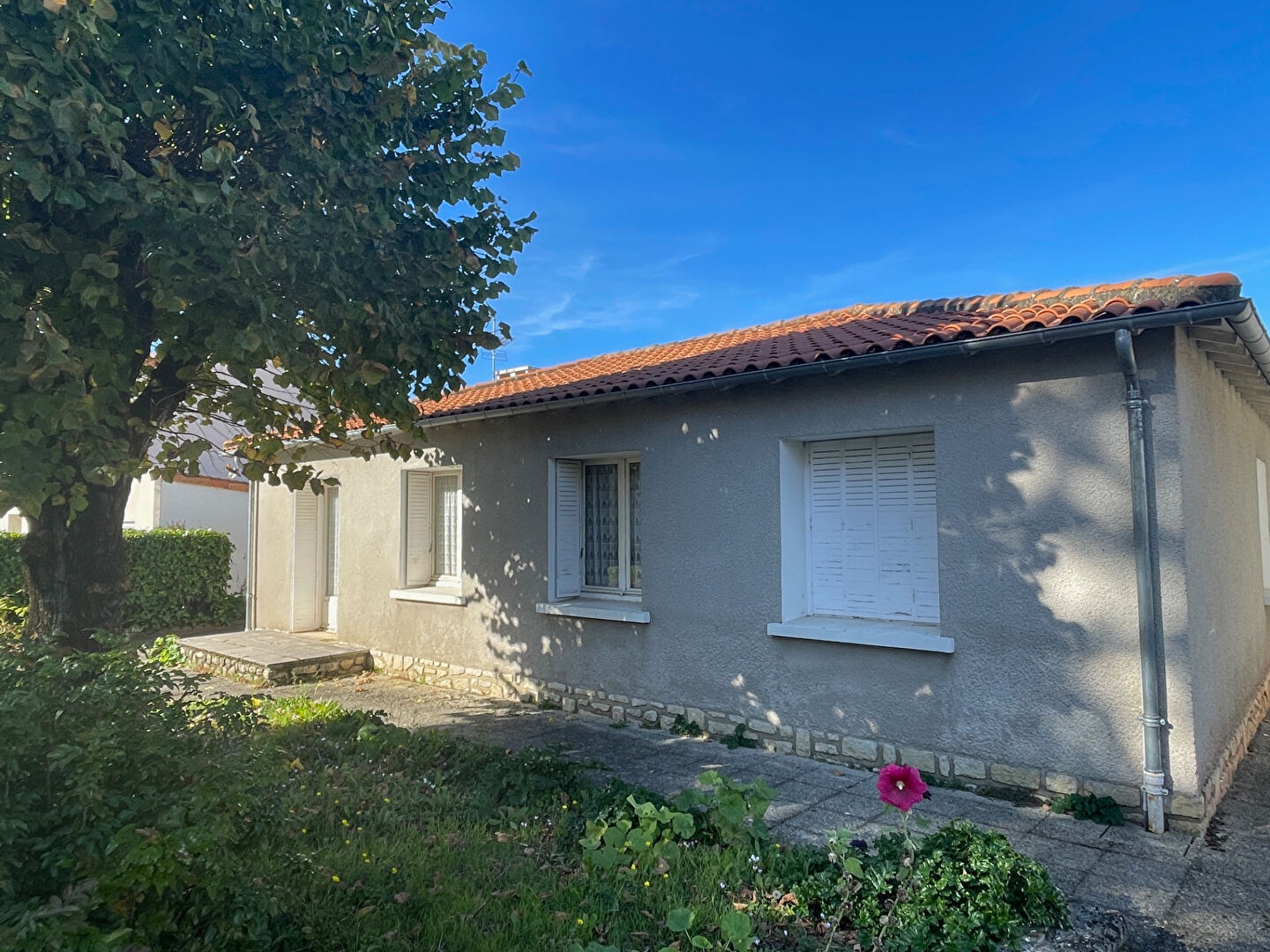 Photo BUXEROLLES / Maison Plain-Pied -  7 pièce(s) 127 m2 - 5 Chambres - Garage - Jardin 500m². image 3/6