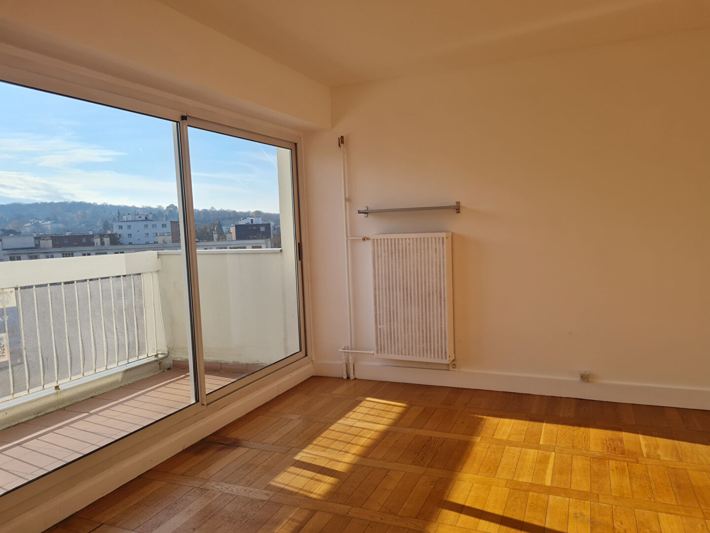 Photo MARLY LE ROI - Apt  5 pièces de  88 m2 avec 3 chambres - 2 balcons - cave et 2 parkings. image 4/6