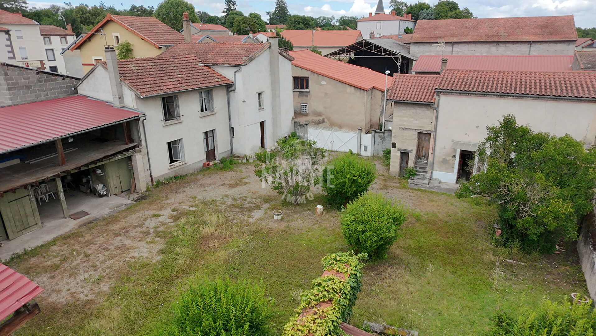 Photo Ensemble immobilier avec charme et volumes, Cour fermée, sans vis-à-vis image 2/6
