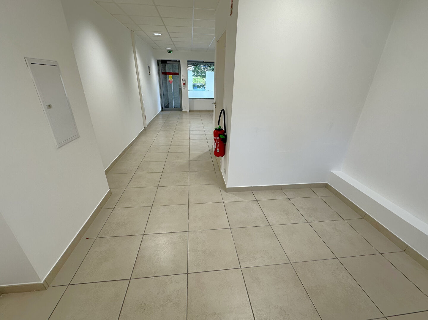 Photo LOCAL COMMERCIAL 33 m² récent avec parking image 3/6