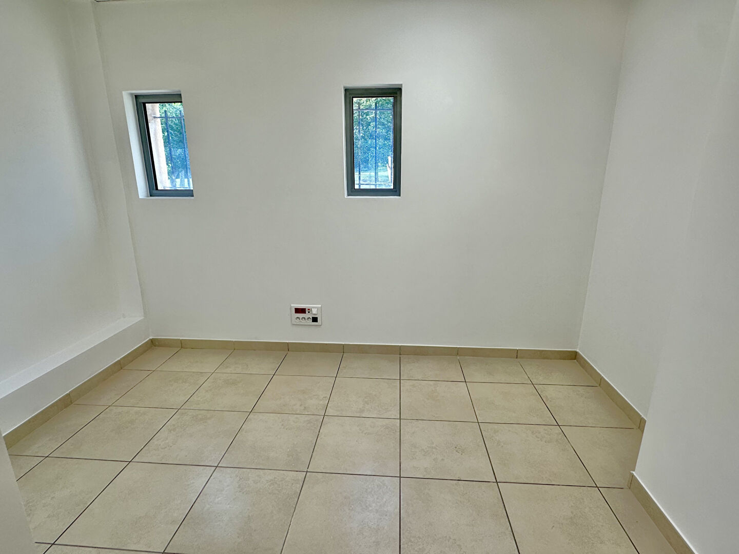 Photo LOCAL COMMERCIAL 33 m² récent avec parking image 4/6