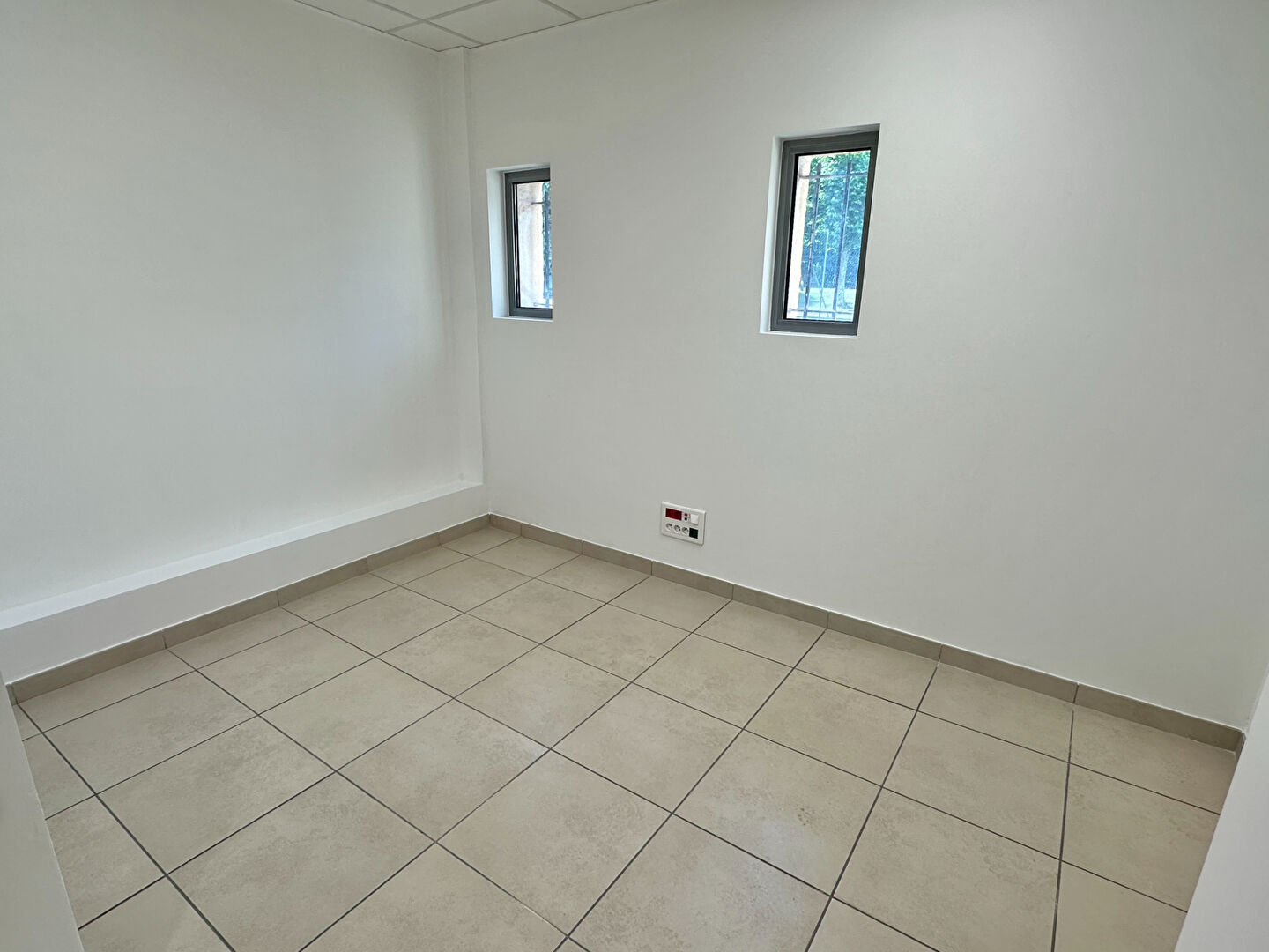 Photo LOCAL COMMERCIAL 33 m² récent avec parking image 5/6