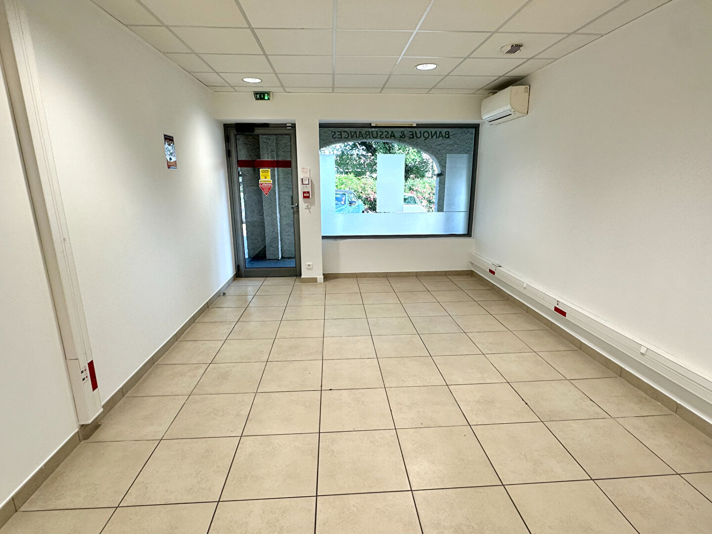 Photo LOCAL COMMERCIAL 33 m² récent avec parking image 6/6