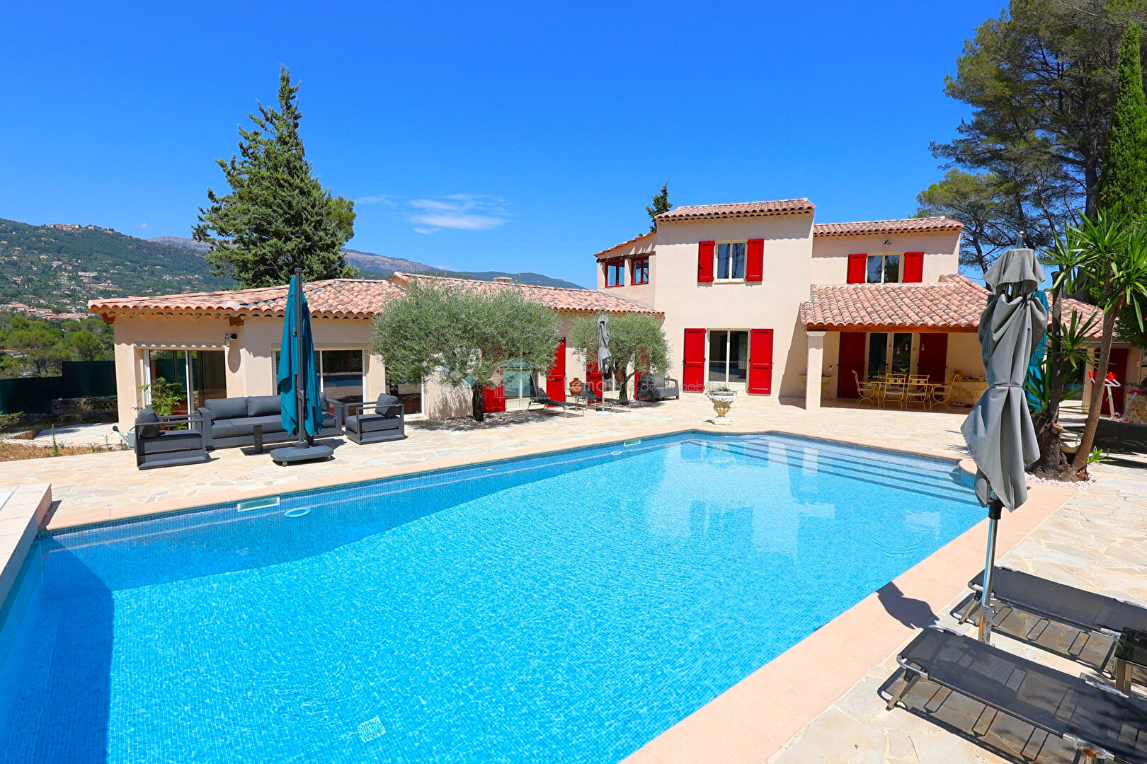 Photo Villa de standing de 300 m² avec piscine et 3740 m² de terrain image 1/6