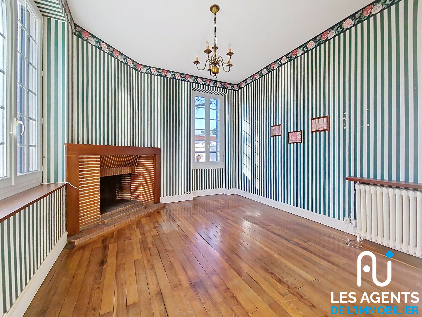 Photo La Ferté Saint  Cyr maison style année 1930 avec plus de 400 M2 dépendances . image 2/6