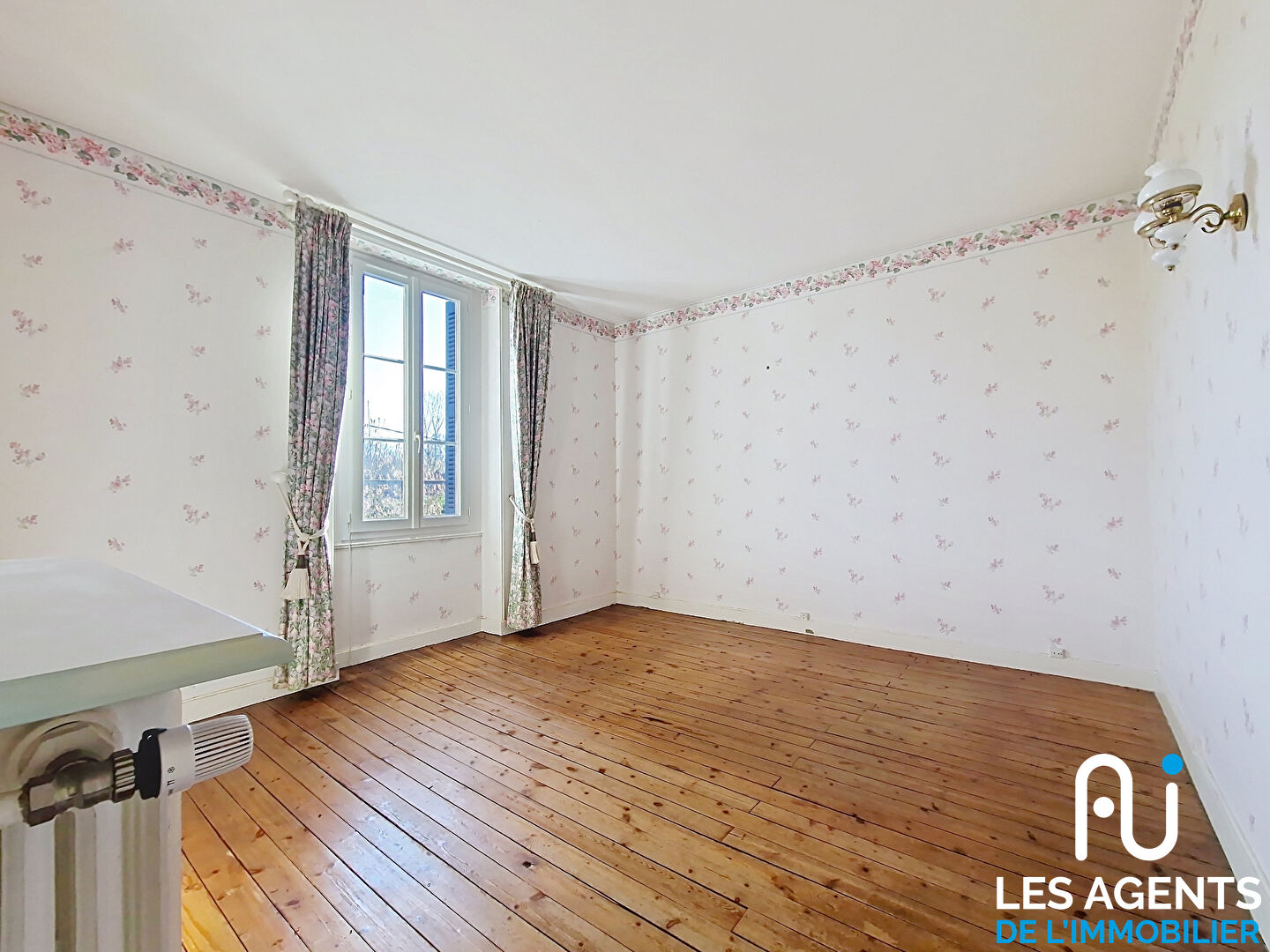 Photo La Ferté Saint  Cyr maison style année 1930 avec plus de 400 M2 dépendances . image 3/6