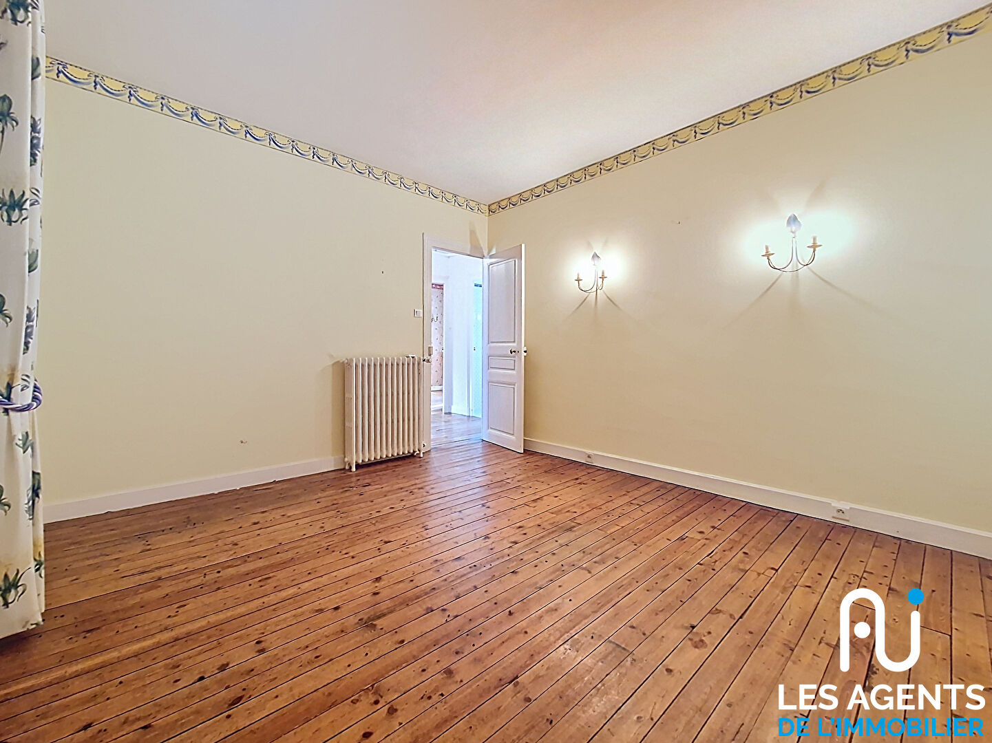 Photo La Ferté Saint  Cyr maison style année 1930 avec plus de 400 M2 dépendances . image 4/6