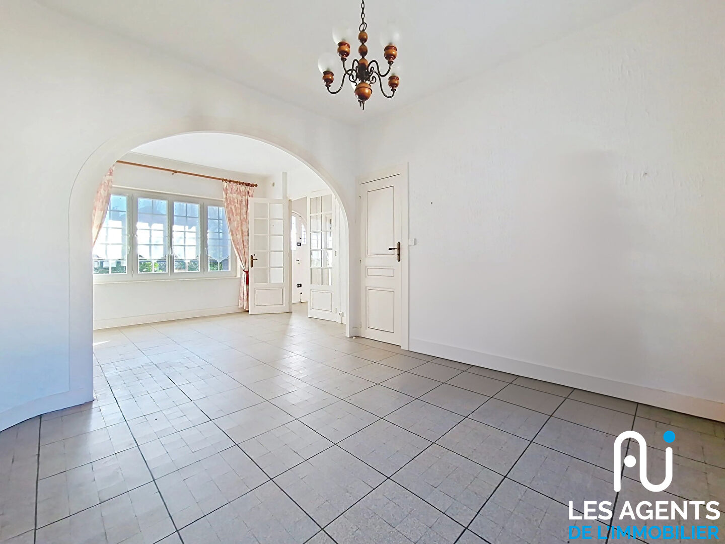 Photo La Ferté Saint  Cyr maison style année 1930 avec plus de 400 M2 dépendances . image 5/6