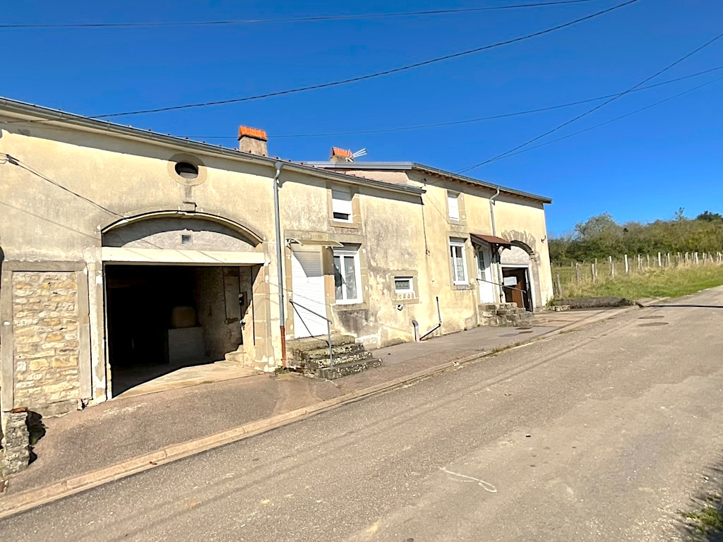 Maison Melay, 4 pièces, 150 m2 habitables, 716m2 terrain, garages