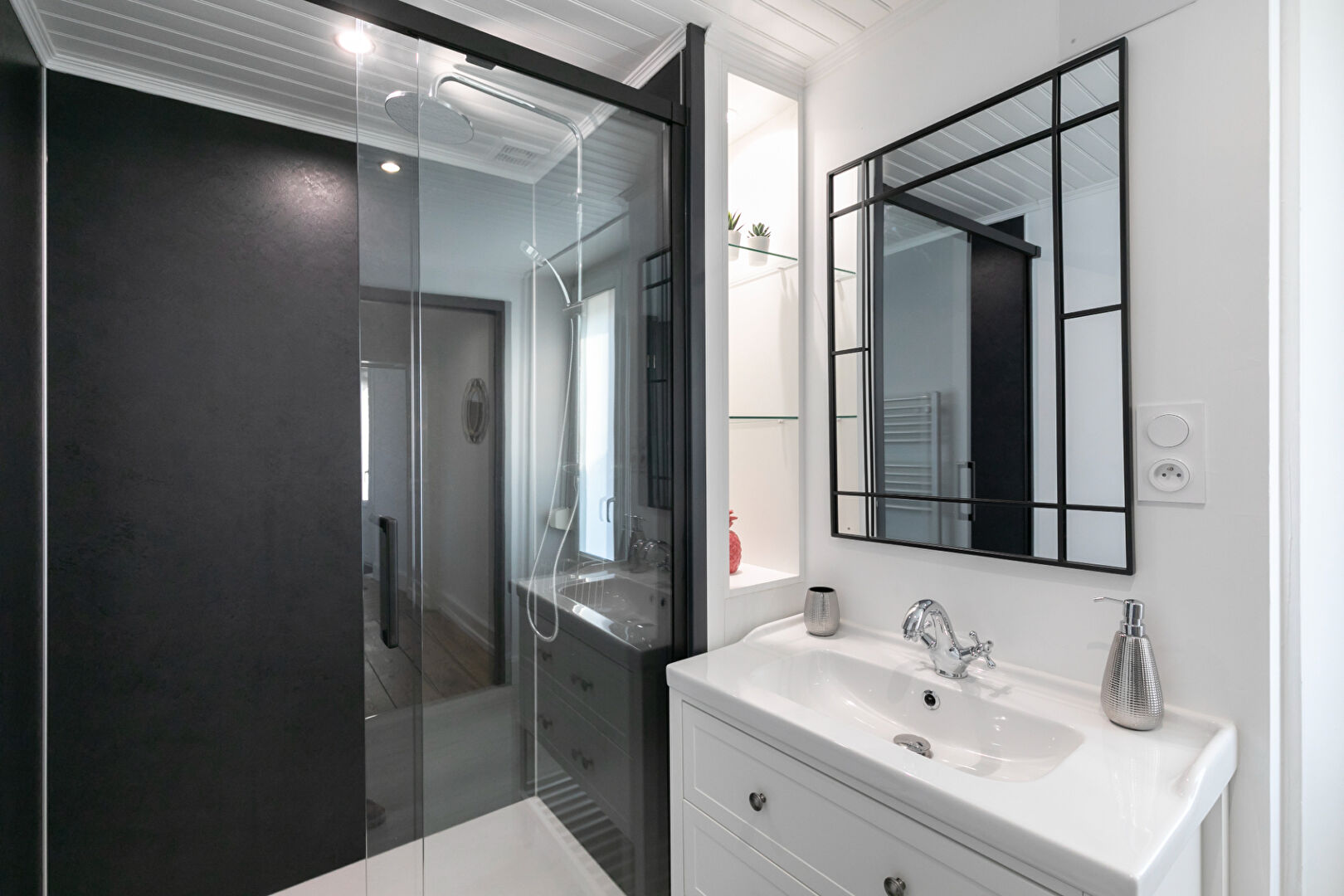 DARNEY -Maison 85m2 rénovée - MEUBLEE - 2-3 chambres-jardinet-terrasse