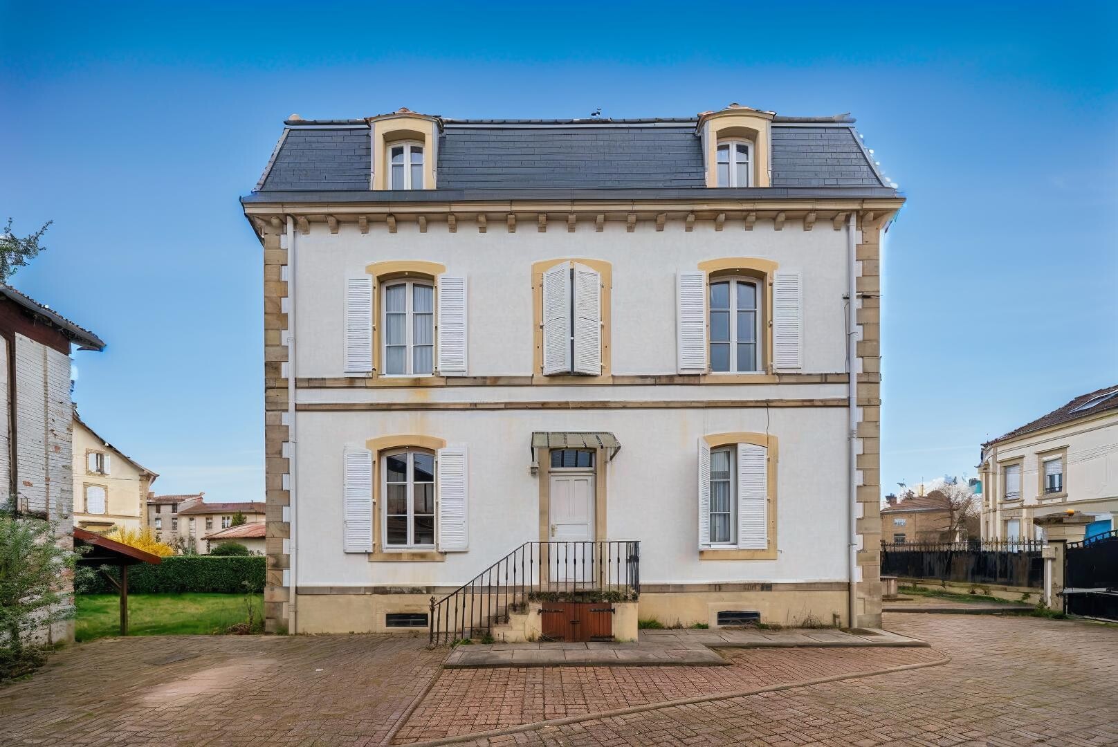 Thaon Les Vosges - Maison de maître à rafraîchir - 11 pièces - 303 m2  - jardin