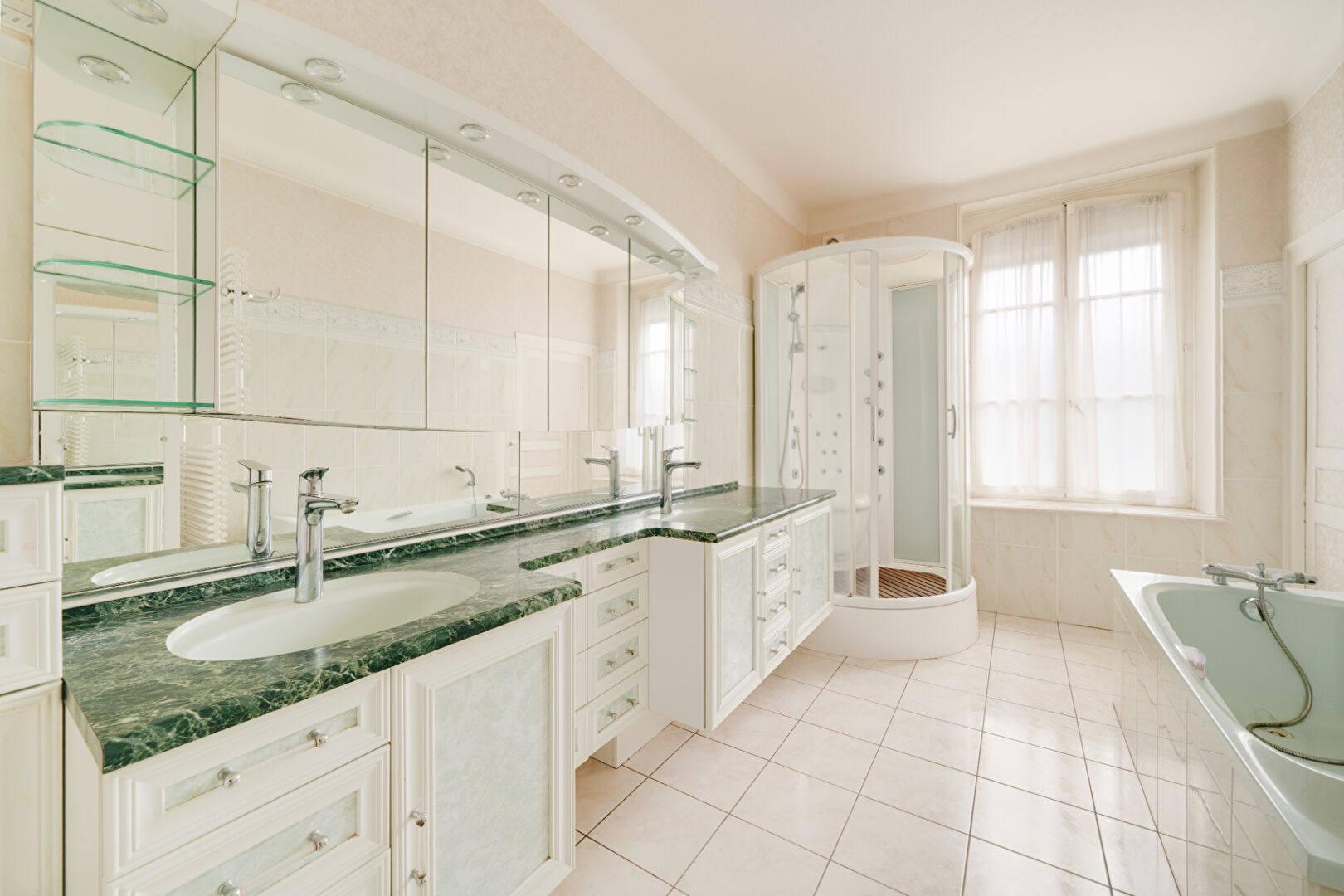 Thaon Les Vosges - Maison de maître à rafraîchir - 11 pièces - 303 m2  - jardin