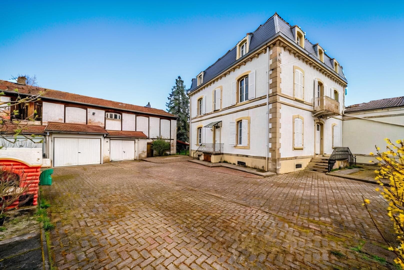 Thaon Les Vosges - Maison de maître à rafraîchir - 11 pièces - 303 m2  - jardin