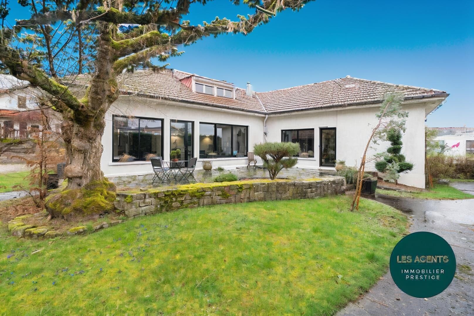 Maison comprenant 2 unités habitables (T3 et T5) - garages - terrain