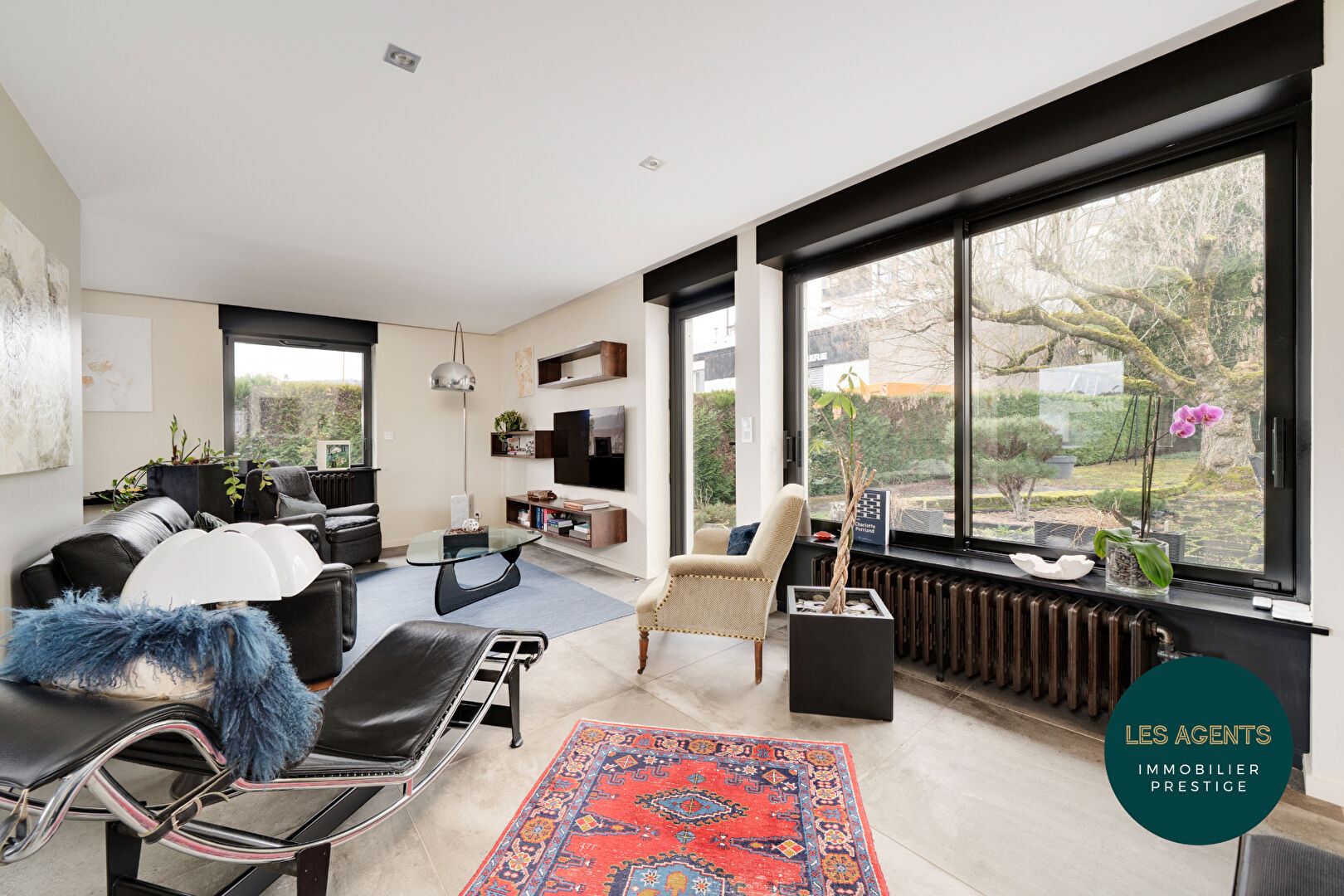 Maison comprenant 2 unités habitables (T3 et T5) - garages - terrain