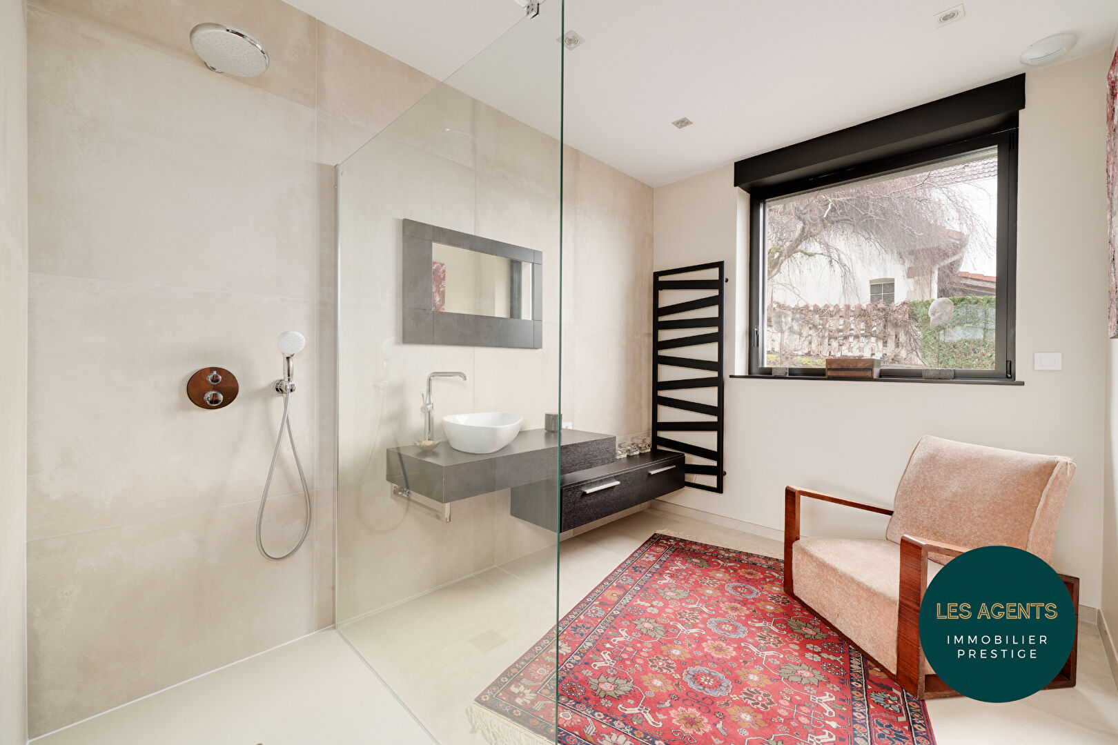 Maison comprenant 2 unités habitables (T3 et T5) - garages - terrain