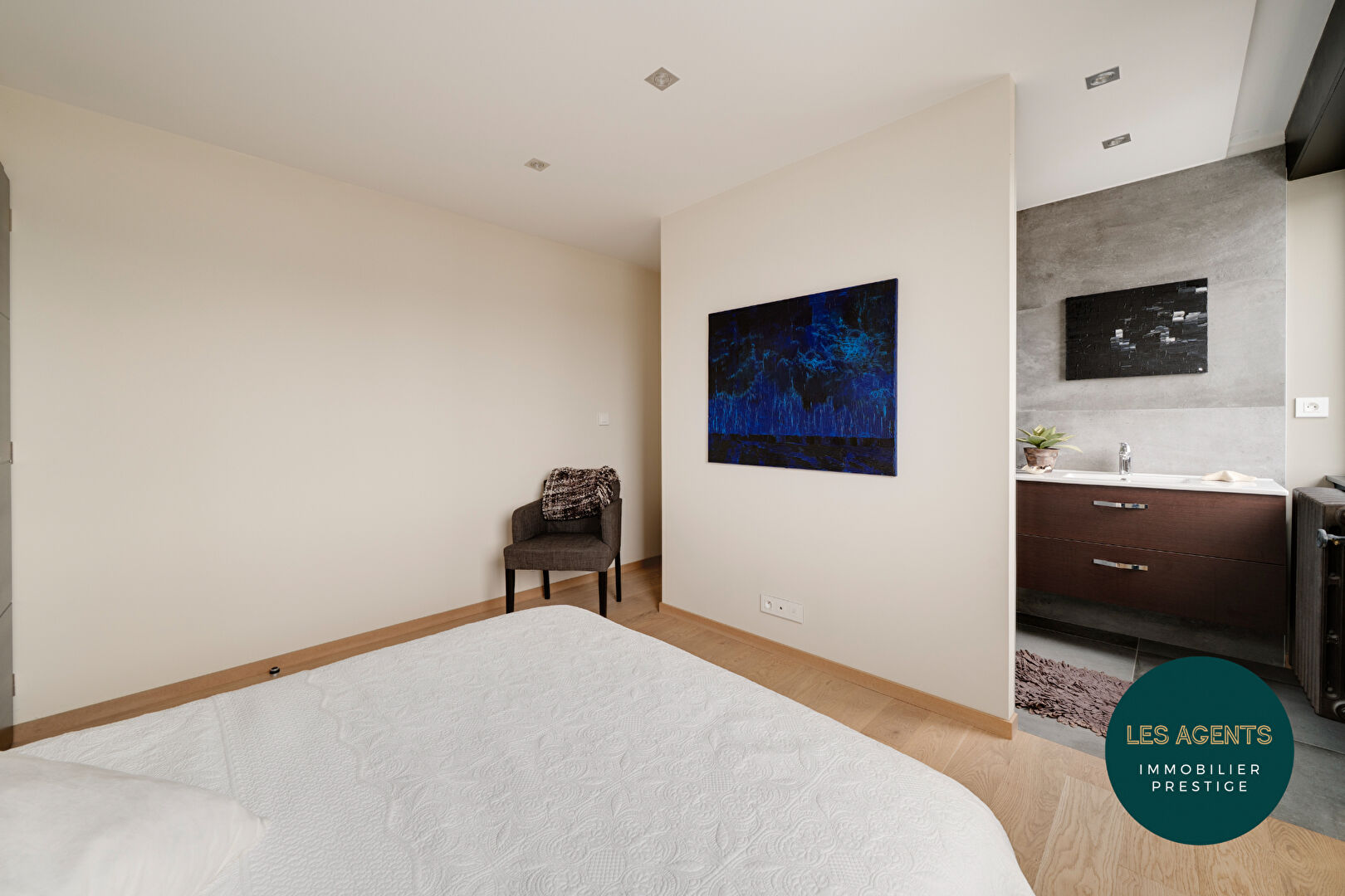 Maison comprenant 2 unités habitables (T3 et T5) - garages - terrain