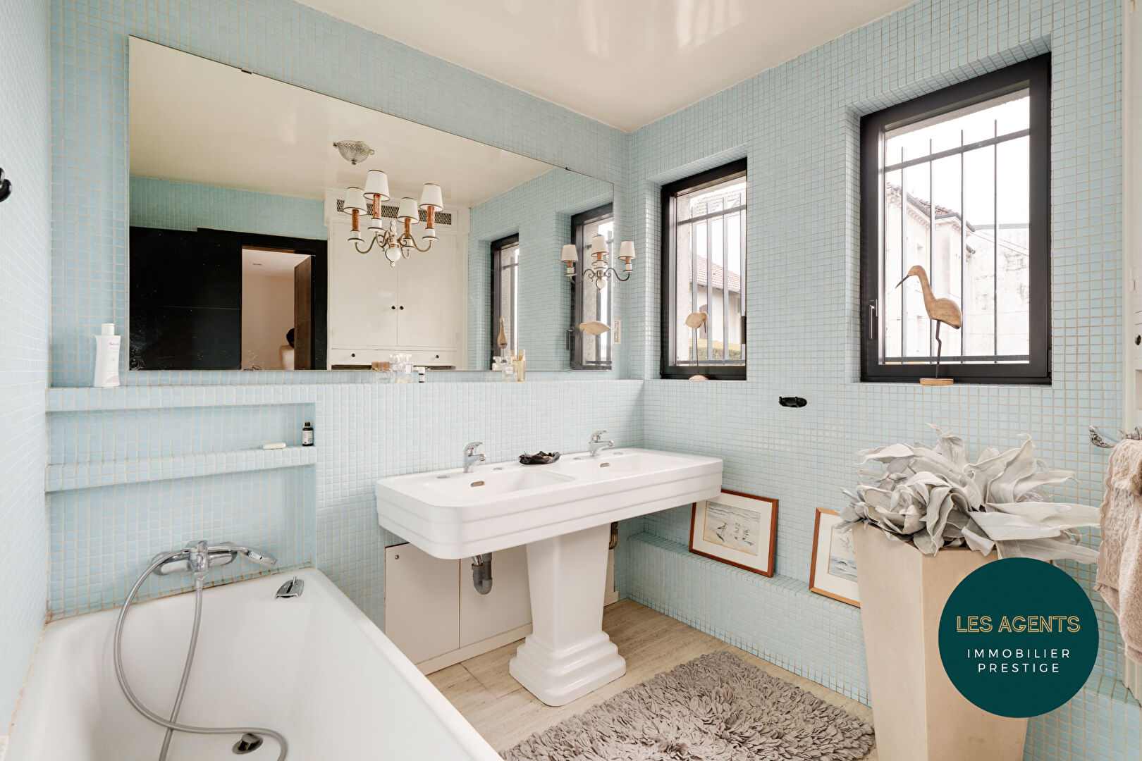 Maison comprenant 2 unités habitables (T3 et T5) - garages - terrain