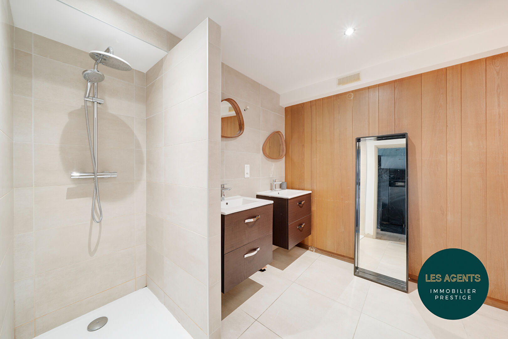 Maison comprenant 2 unités habitables (T3 et T5) - garages - terrain