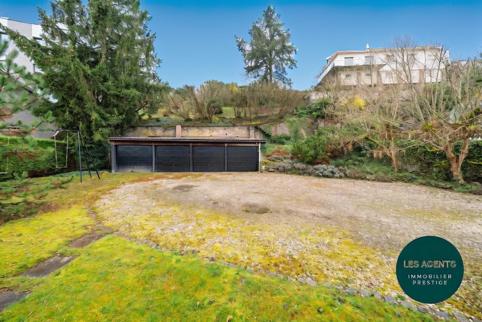 Maison comprenant 2 unités habitables (T3 et T5) - garages - terrain