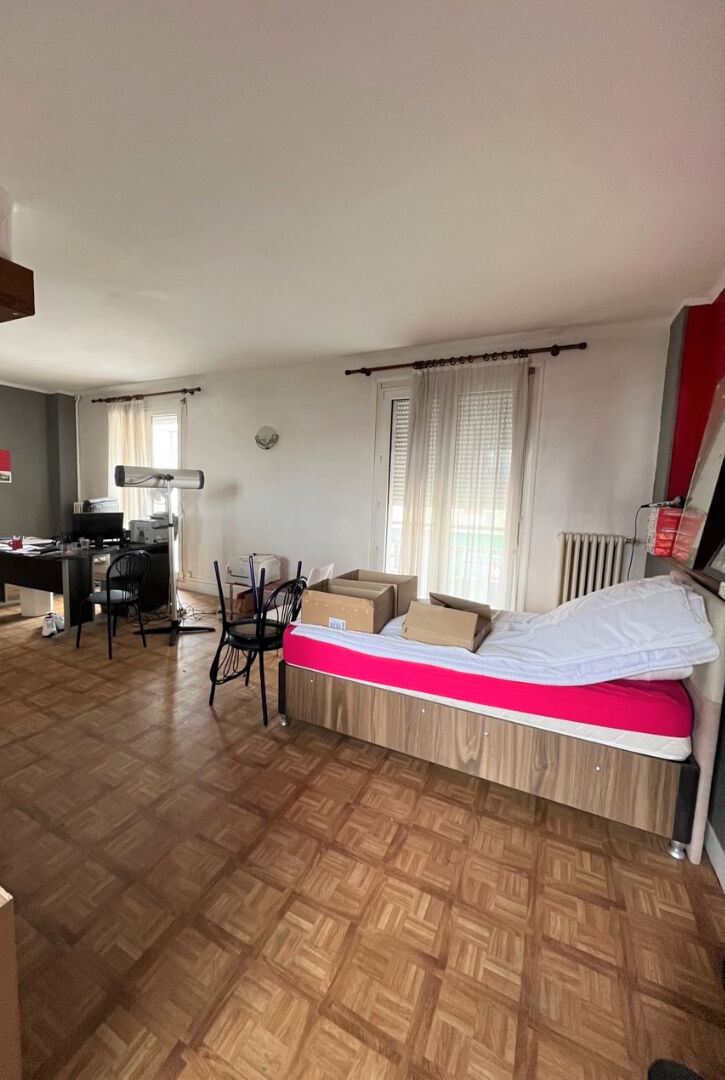 CHARMES Hypercentre - immeuble avec commerce et  triplex