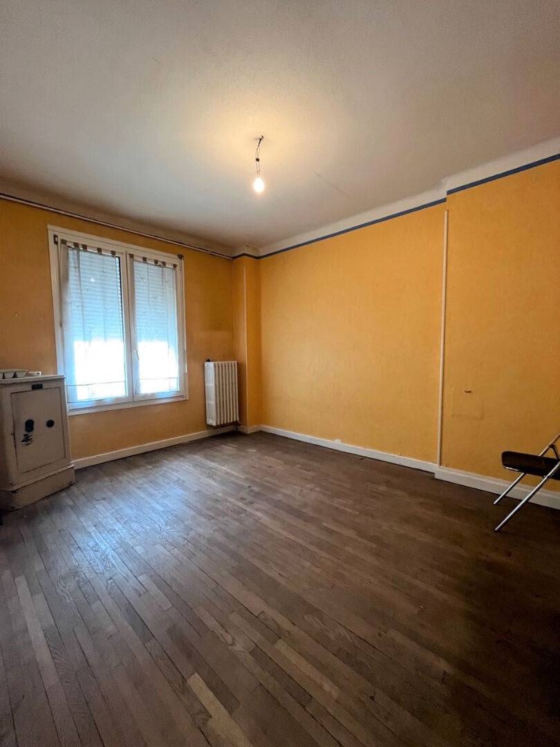 CHARMES Hypercentre - immeuble avec commerce et  triplex