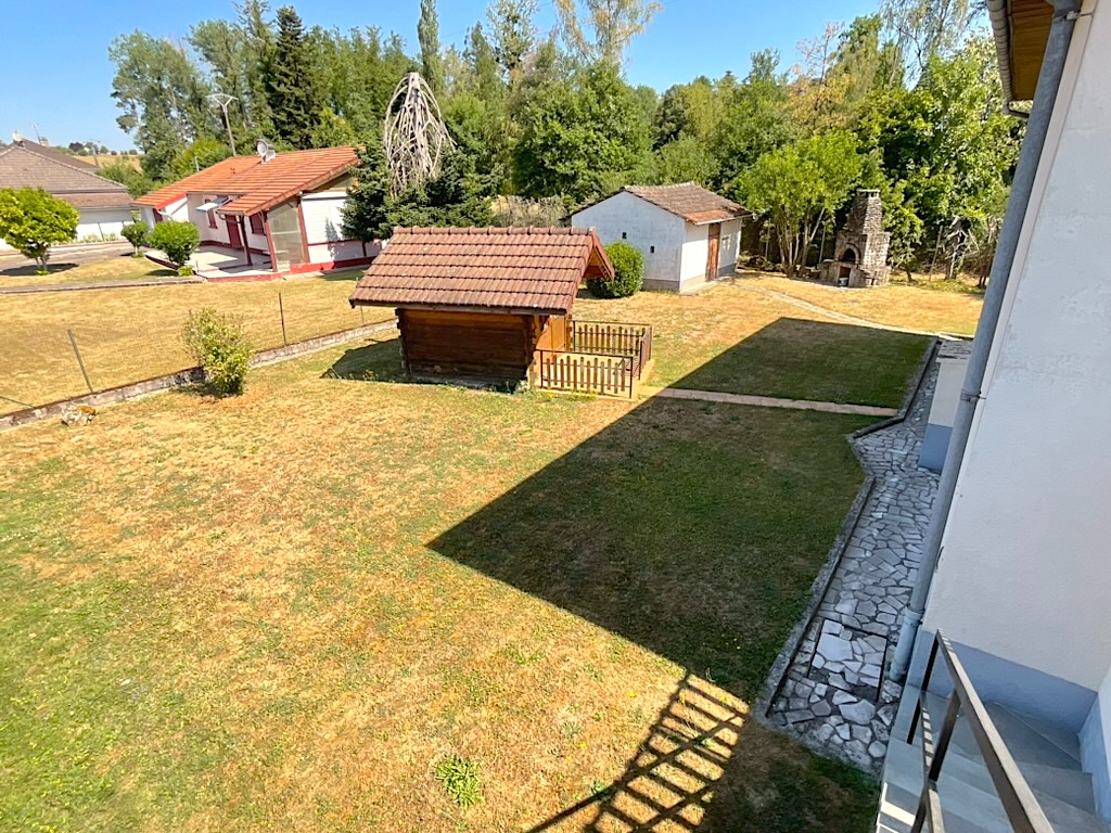 Maison Corre 5 pièces 110m2habitables 4 chambres 805m2 terrain