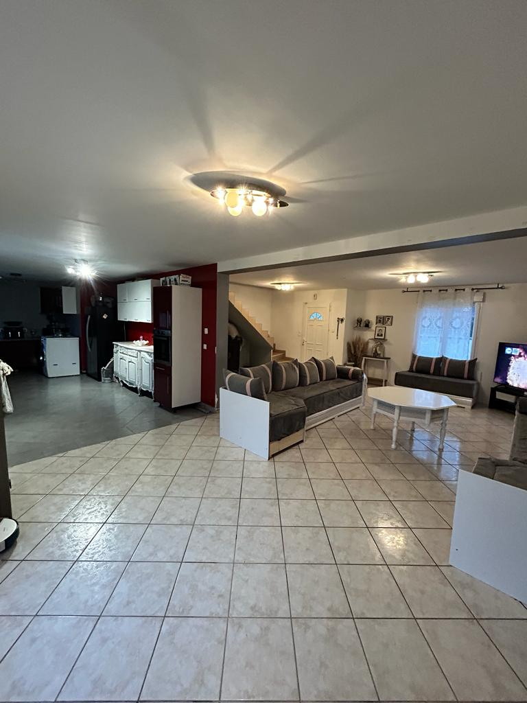 Propriété Exclusive à Bey 71620 - Une Maison Familiale Spacieuse à Découvrir