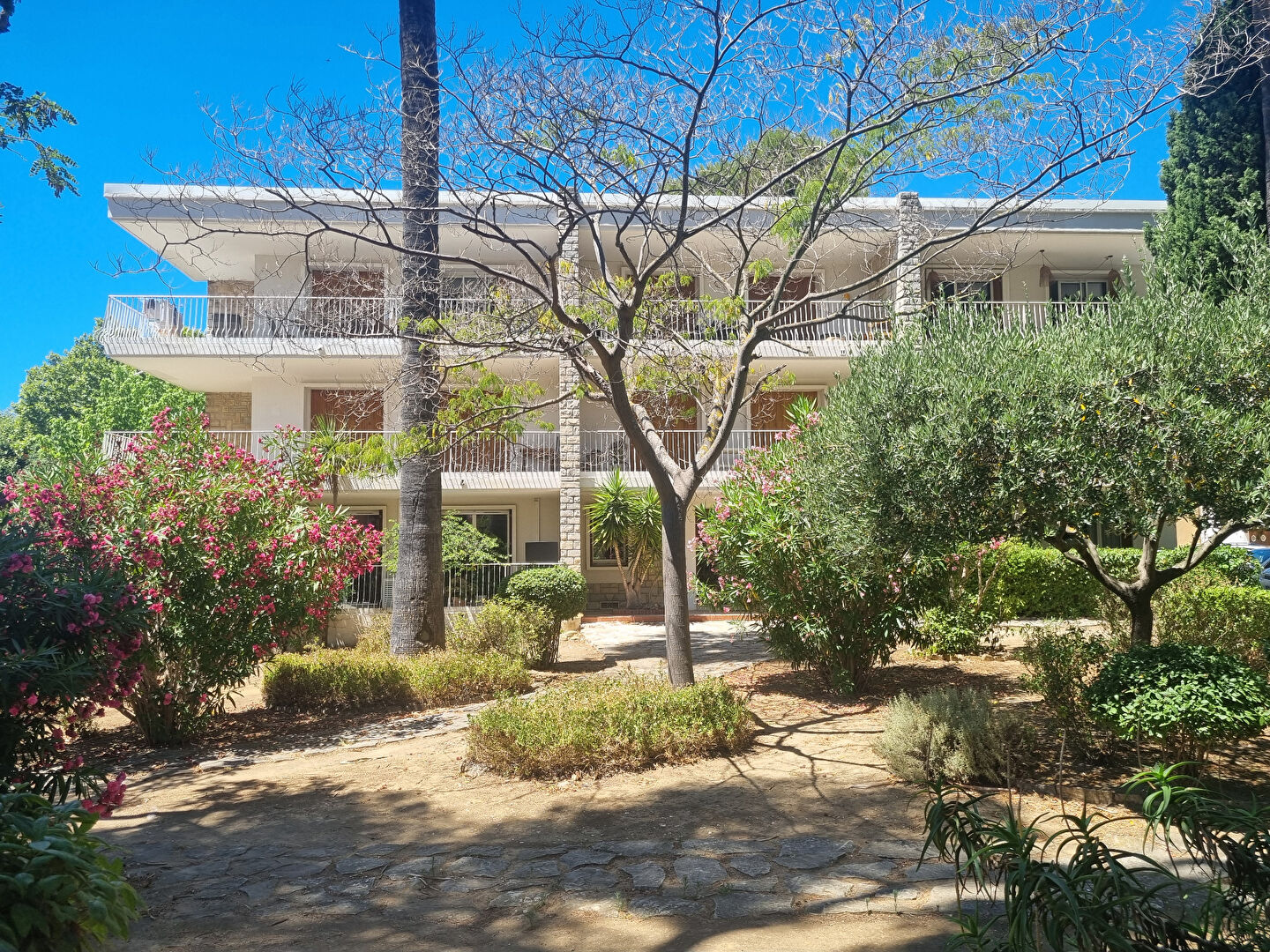 Agence immobilière de L et F IMMOBILIER St cyr sur mer - L ,  F IMMOBILIER