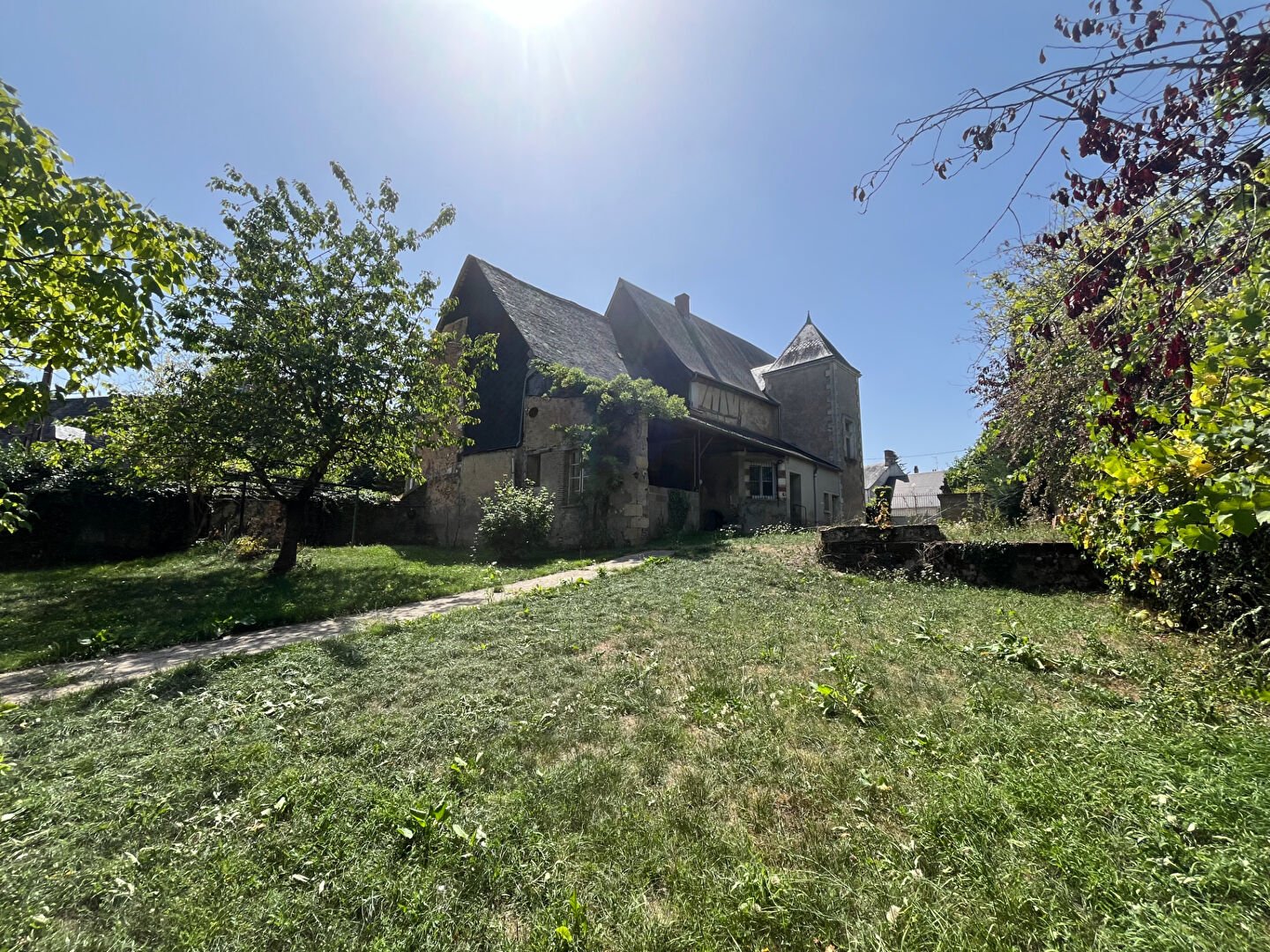 Bâtisse de caractère avec dépendances et ruisseau